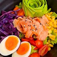 Smoked salmon avocado bowl @ Avocbar Saradise